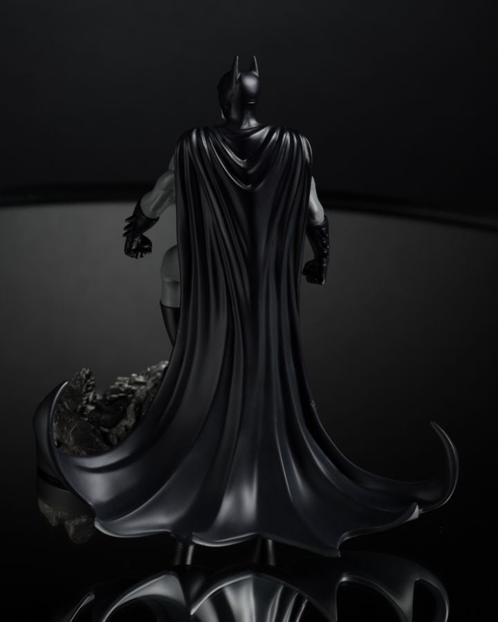 Batman Black & White - Batman by Bjorn Barends Resin Statue