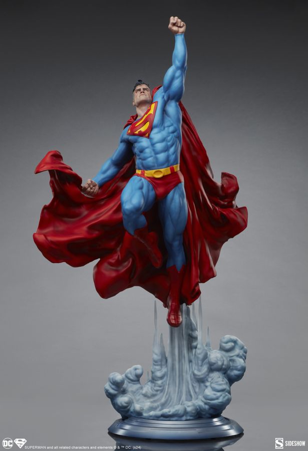 Superman - Superman Premium Format Statue