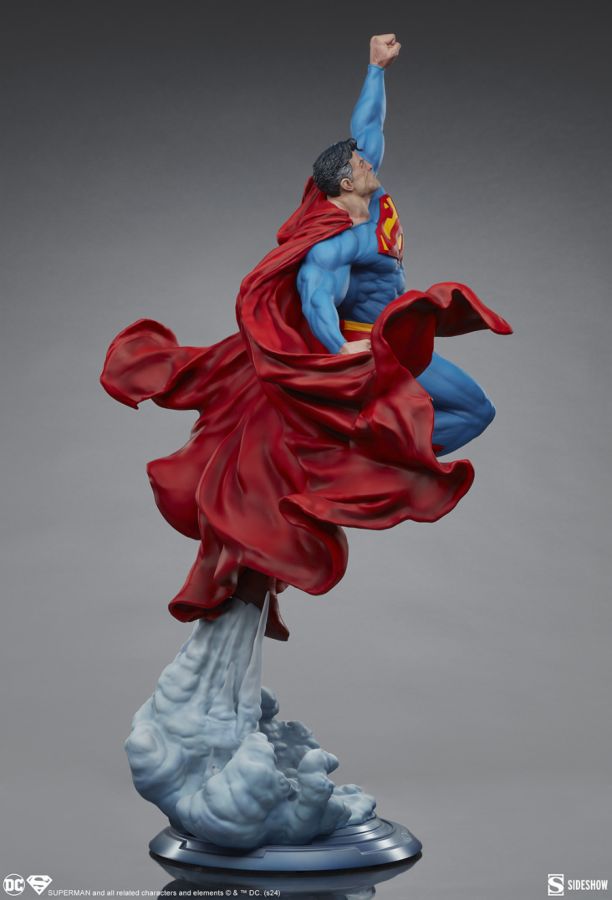 Superman - Superman Premium Format Statue