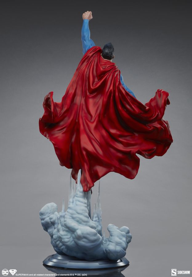 Superman - Superman Premium Format Statue