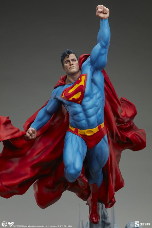 Superman - Superman Premium Format Statue