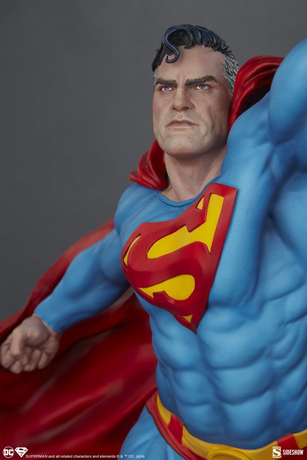 Superman - Superman Premium Format Statue