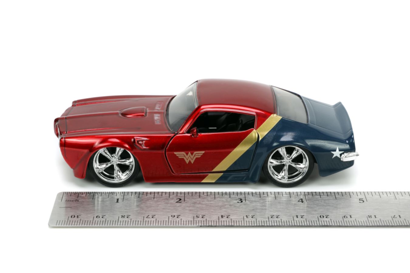 DC Comics - 1972 Pontiac Firebird with Wonder Woman 1:32 Scale