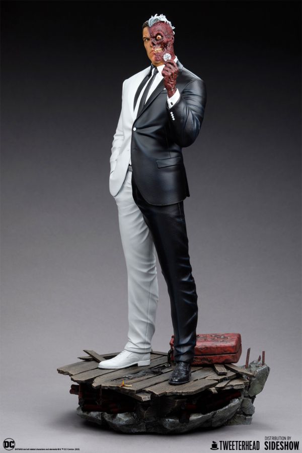 Batman - Two Face 1:6 Scale Maquette